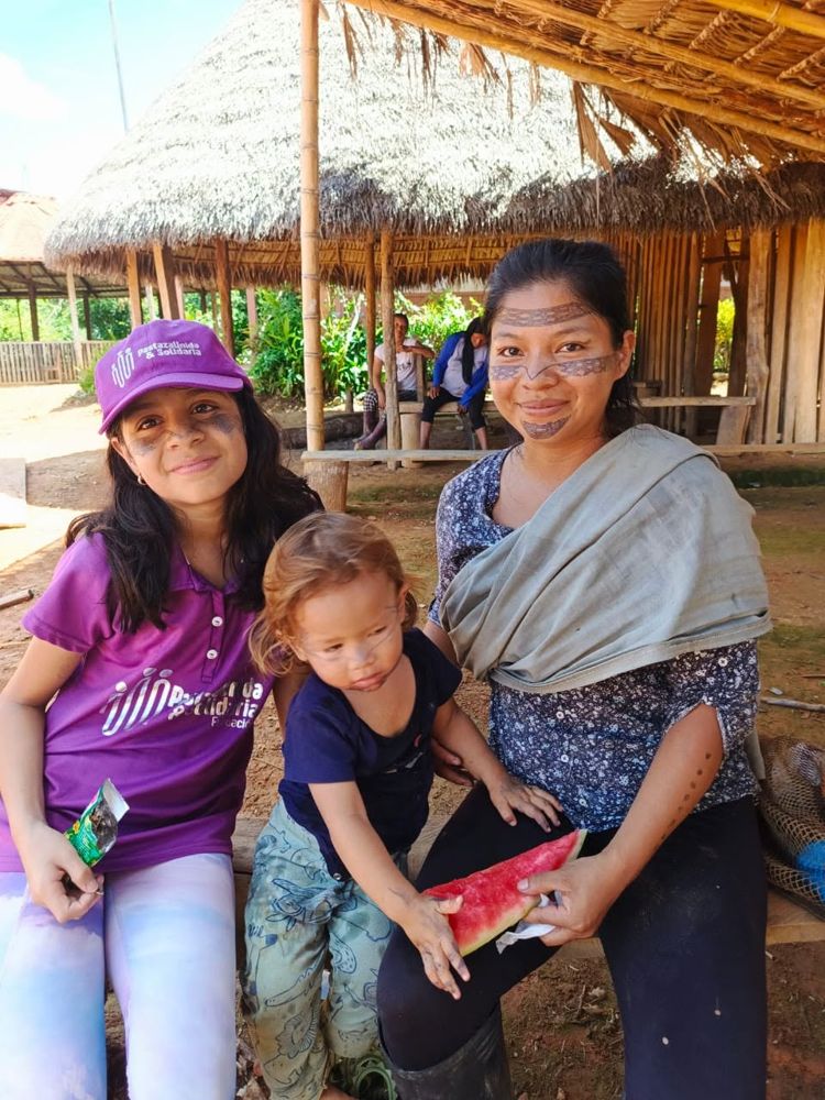 Voluntaria de la fundación con una madre y niños de una comunidad amazónica