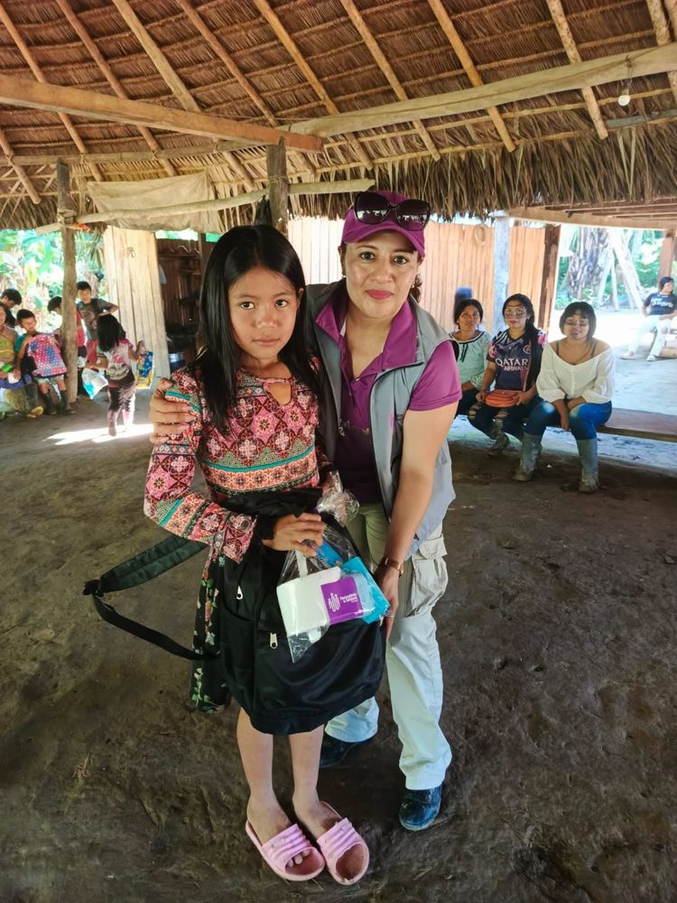 Voluntaria de la fundación junto a una niña de la comunidad
