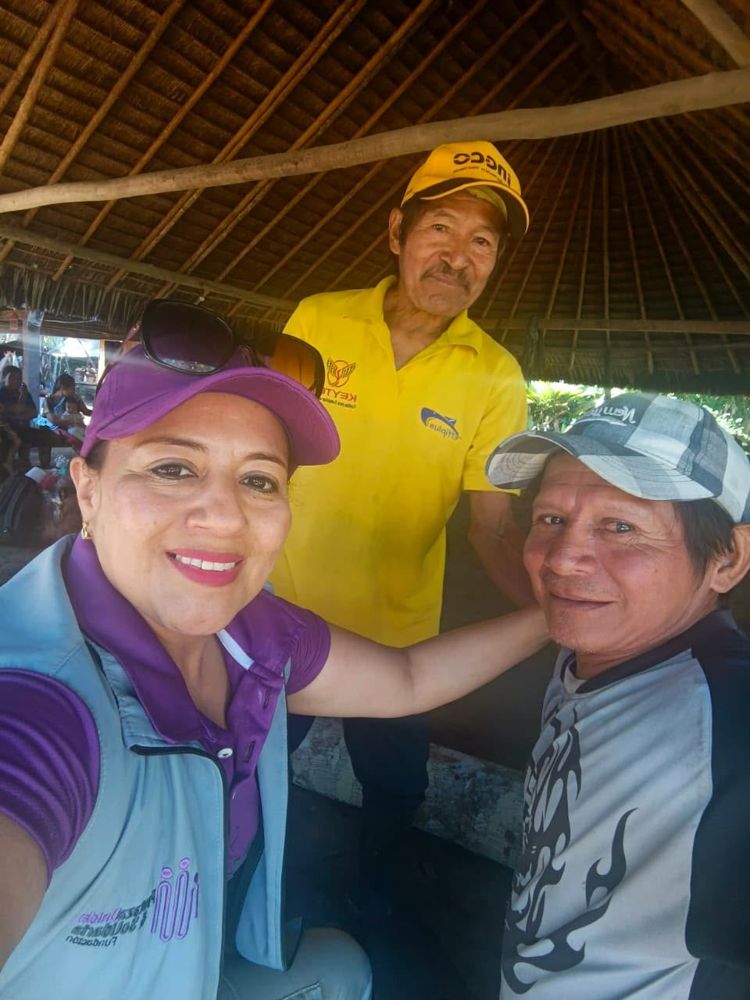 Integrantes de la fundación con miembros de la comunidad