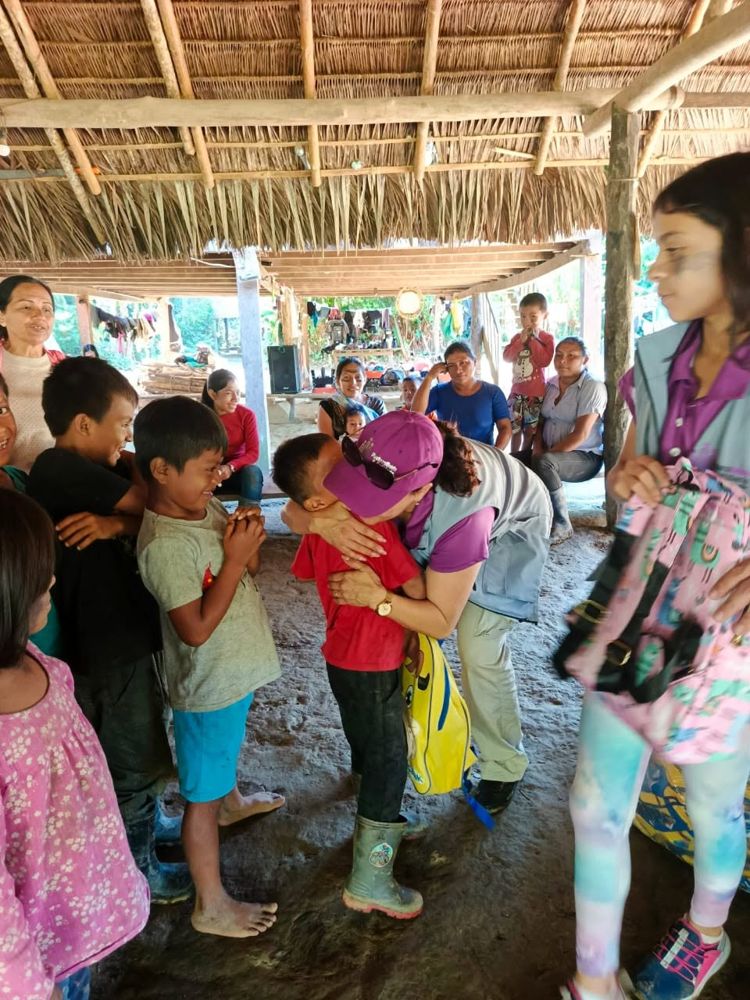 Niñas y niños reciben sus mochilas