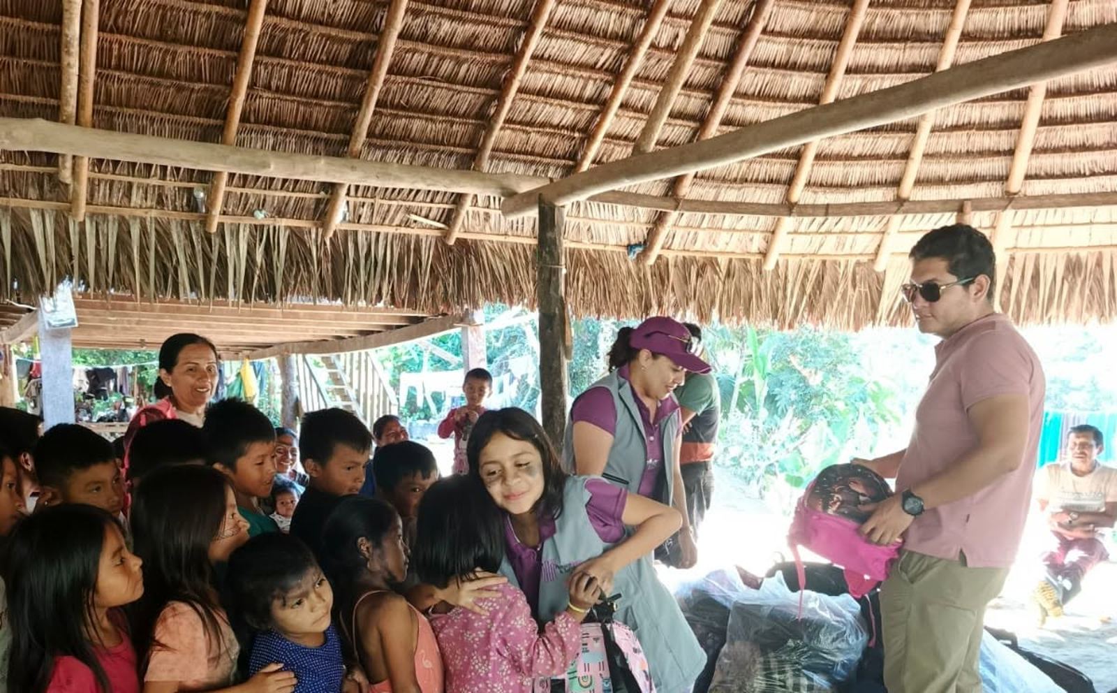 Jornada solidaria bajo una casa comunal amazónica